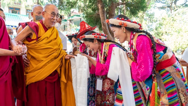 ツクラカンの中庭に到着されたダライ・ラマ法王を歓迎するチベット舞台芸術団の団員たち。2022年4月7日、インド、ヒマーチャル・プラデーシュ州ダラムサラ（撮影：テンジン・チュンジョル / 法王庁）