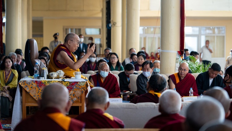 ツクラカンにおけるモンラム大チベット辞書の発刊記念式典で、聴衆に語りかけられるダライ・ラマ法王。2022年5月27日、インド、ヒマーチャル・プラデーシュ州ダラムサラ（撮影：テンジン・ジャンペル / 法王庁）