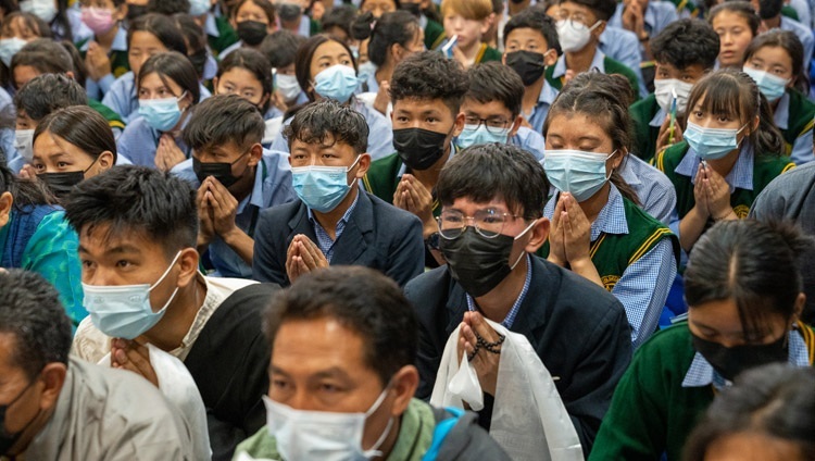 法話会初日に、法王から菩薩戒を授かるチベット人の若者たち。ダライ・ラマ法王。2022年6月1日、インド、ヒマーチャル・プラデーシュ州ダラムサラ（撮影：テンジン・チュンジョル / 法王庁）