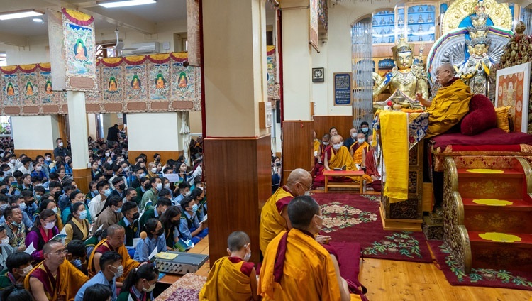 チベット人の若者たちへの法話会初日に説法をされるダライ・ラマ法王。2022年6月1日、インド、ヒマーチャル・プラデーシュ州ダラムサラ（撮影：テンジン・チュンジョル / 法王庁）