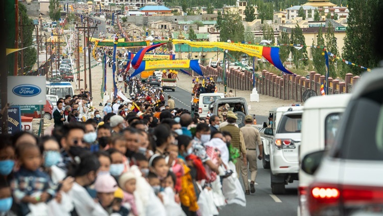 クショ・バクラ・リンポチェ空港からシワツェルにある法王公邸へ向かう道沿いに列を成して法王を歓迎するラダックの人々。2022年7月15日、インド、ジャンムー・カシミール州ラダック、レー（撮影：テンジン・チュンジョル / 法王庁）