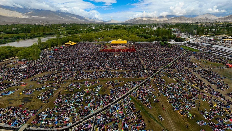 観音菩薩の灌頂を授かるために7万人を超える人々が集まったシワツェルの法話会場の情景。2022年7月30日、インド、ラダック地方レー（ラダック警察によるドローン撮影）