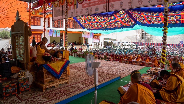 リンシェ僧院横の広場に集まった人々に『心を訓練する八つの教え』について説かれるダライ・ラマ法王。2022年８月10日、インド、ラダック地方レー、リンシェ（撮影：テンジン・チュンジョル / 法王庁）