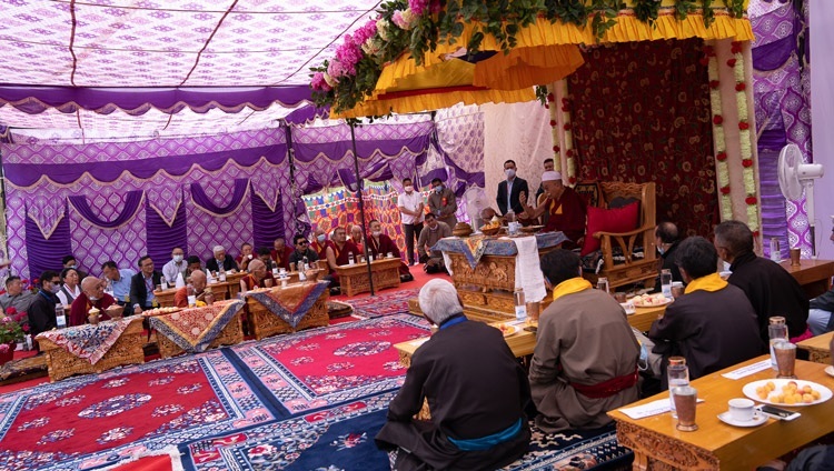 シェイのシャー・エ・ハムダン寺院で、イスラム教コミュニティの人々に向けて語りかけられるダライ・ラマ法王。2022年8月16日、インド、ラダック地方レー（撮影：テンジン・チュンジョル / 法王庁）