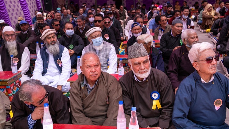 シェイのシャー・エ・ハムダン寺院で、ダライ・ラマ法王の講演に耳を傾けるイスラム教コミュニティの人々。2022年8月16日、インド、ラダック地方レー（撮影：テンジン・チュンジョル / 法王庁）