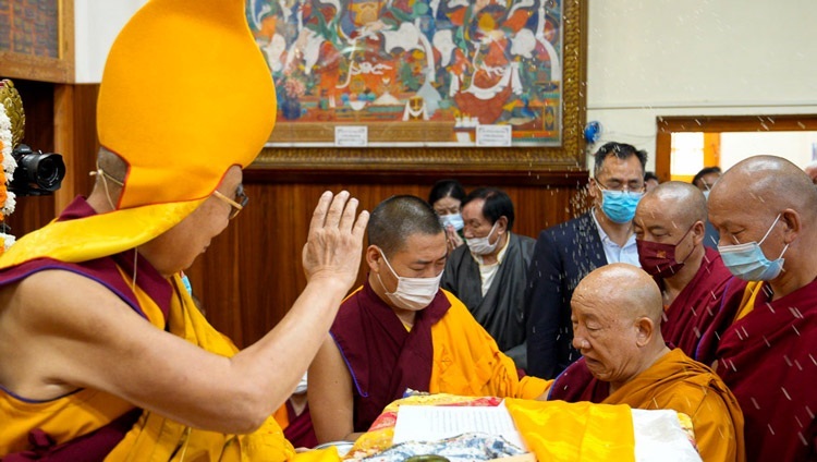 法要の最中に自然にトランス状態に入ったネチュン寺の神託官。2022年9月7日、インド、ヒマーチャル・プラデーシュ州ダラムサラ（撮影：テンジン・ジャンペル / 法王庁）