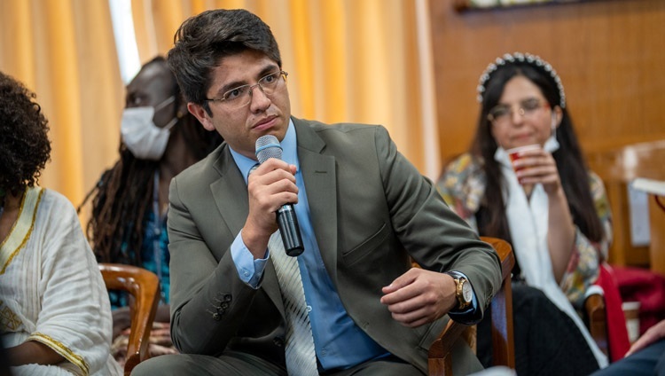 USIPの青年指導者たちとの対話の初日に、自分の物語を語るコロンビア出身のセバスチャン氏。2022年9月22日、インド、ヒマーチャル・プラデーシュ州ダラムサラ（撮影：テンジン・チュンジョル / 法王庁）