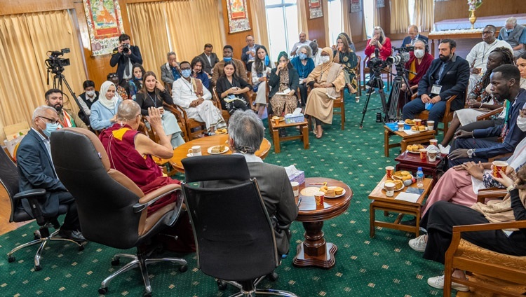 ダライ・ラマ法王とUSIPの若い指導者たちとの対話2日目、法王公邸の謁見室の様子。2022年9月23日（撮影：テンジン・チュンジョル / 法王庁）