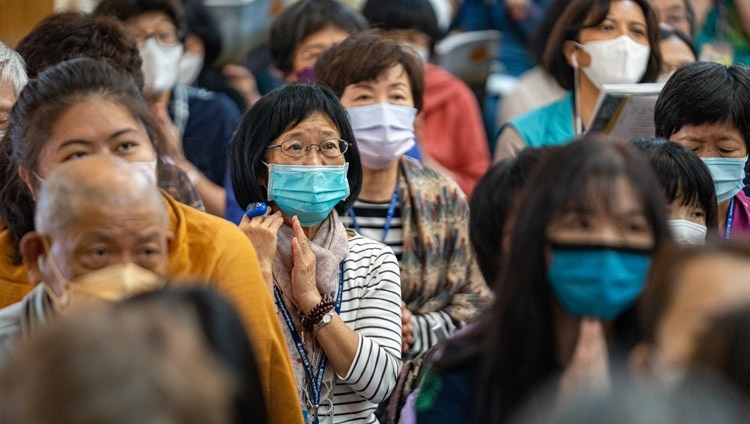 台湾の仏教徒へ向けた法話会2日目、ダライ・ラマ法王の法話に耳を傾ける聴衆。2022年10月4日（撮影：テンジン・チュンジョル / 法王庁）