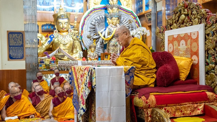 法話会2日目、チベットの状況について語られるダライ・ラマ法王。2022年10月4日（撮影：テンジン・チュンジョル / 法王庁）