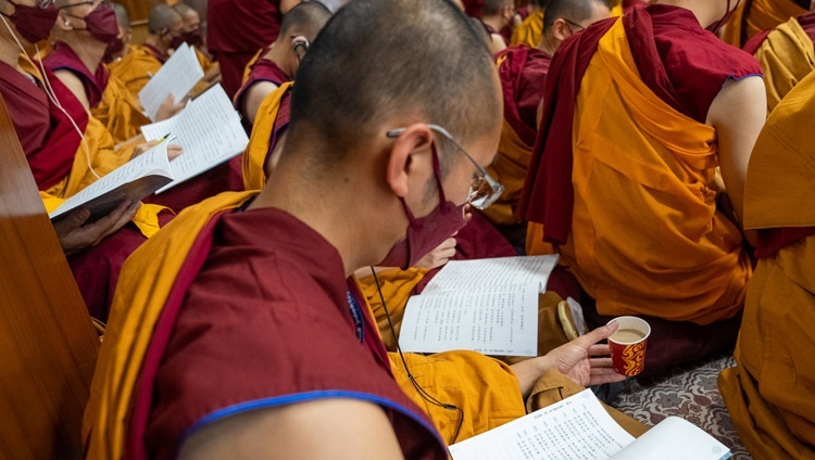 ツクラカンで行われたダライ・ラマ法王の法話会で、テキストを読む台湾の僧侶たち。2022年10月5日、インド、ヒマーチャル・プラデーシュ州ダラムサラ（撮影：テンジン・チュンジョル / 法王庁）