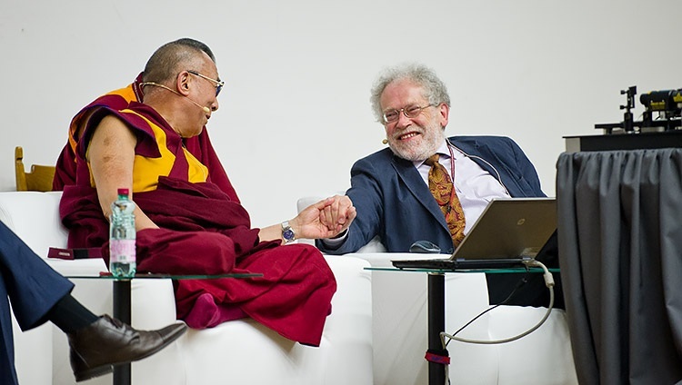 ウィーンで開催された会議の席上で談笑されるダライ・ラマ法王とアントン・ツァイリンガー教授。2012年5月26日、オーストリア（撮影：テンジン・チュンジョル / 法王庁）