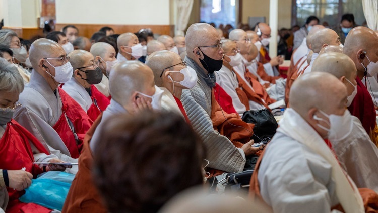 ダライ・ラマ法王にナーガールジュナの『根本中論頌』の伝授をリクエストした韓国の僧侶、尼僧、在家者約350人のグループがツクラカンで行われたの法話会に耳を傾ける情景。2022年11月25日、インド、ヒマーチャル・プラデーシュ州ダラムサラ（撮影：テンジン・チュンジョル / 法王庁）