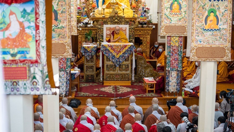 ツクラカンで行われた法話会の2日目に、堂内に座した韓国の僧侶、尼僧、在家信者に説法をされるダライ・ラマ法王。2022年11月26日、インド、ヒマーチャル・プラデーシュ州ダラムサラ（撮影：テンジン・チュンジョル / 法王庁）