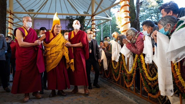 長寿祈願法要に出席するため、ツクラカン本堂に徒歩で向かわれるダライ・ラマ法王。2022年11月30日、インド、ヒマーチャル・プラデーシュ州ダラムサラ（撮影：テンジン・チュンジョル / 法王庁）