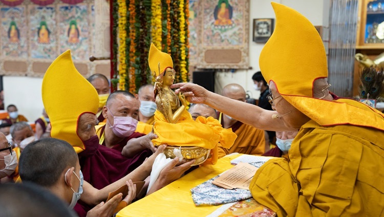 ツクラカンで行われた長寿祈願法要で、ダライ・ラマ法王に供物を捧げるガンデン僧院座主。2022年11月30日、インド、ヒマーチャル・プラデーシュ州ダラムサラ（撮影：テンジン・チュンジョル / 法王庁）