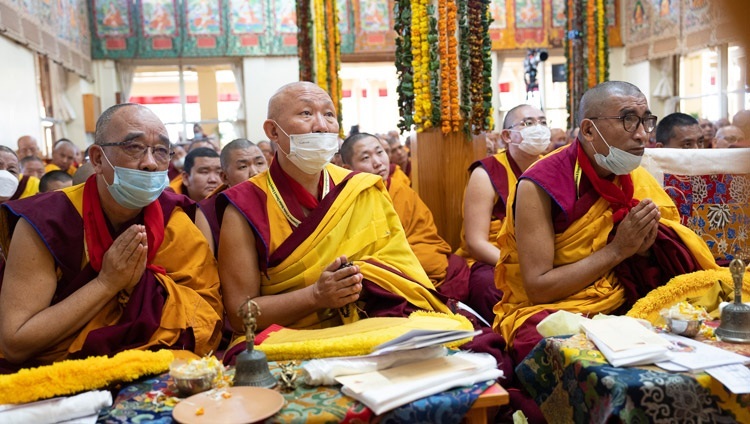 長寿祈願法要の間、本堂の中でダライ・ラマ法王の話に耳を傾ける参加者たち。2022年11月30日、インド、ヒマーチャル・プラデーシュ州ダラムサラ（撮影：テンジン・チュンジョル / 法王庁）