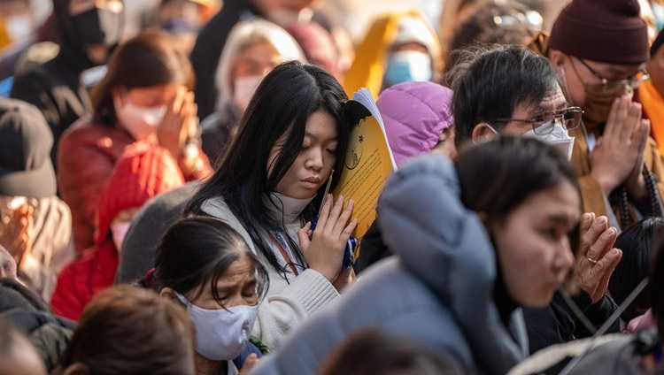 法話会初日に、ダライ・ラマ法王から菩薩戒を授かる受者たち。2022年12月29日、インド、ビハール州ブッダガヤ（撮影：テンジン・チュンジョル / 法王庁）