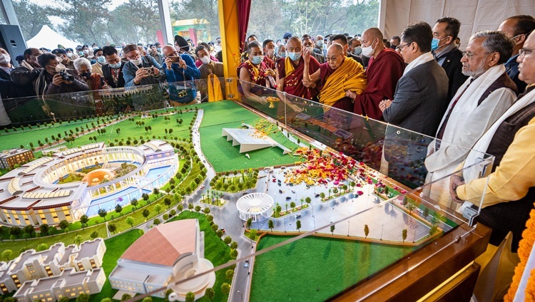 チベットと古代インドの智慧のためのダライ・ラマ・センターの定礎式で、壇上の席に着く前に、建設予定施設の建築模型を加持されるダライ・ラマ法王。2023年1月3日インド、ビハール州ブッダガヤ（撮影：テンジン・チュンジョル / 法王庁）