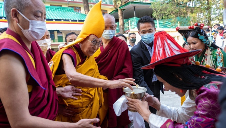 ツクラカンに到着されたダライ・ラマ法王を伝統的な方法で歓迎するチベット舞台芸術団（TIPA）のアーティストたち。2023年3月15日、ヒマーチャル・プラデーシュ州ダラムサラ（撮影：テンジン・チュンジョル / 法王庁）