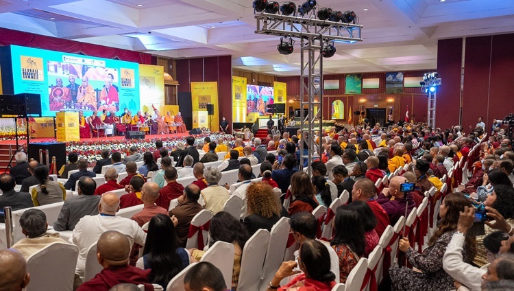 世界仏教徒サミット2023開催中のアショクホテルの会場の様子。2023年4月21日、インド、ニューデリー（撮影：テンジン・チュンジョル / 法王庁）