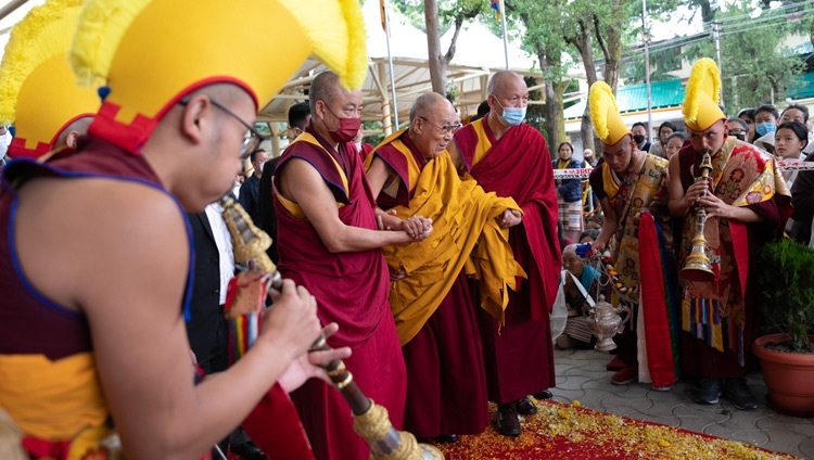 大乗仏教伝統保存財団（FPMT）によって捧げられた法王のための長寿祈願法要に出席するため、ツクラカンの中庭を歩かれるダライ・ラマ法王。2023年5月24日、インド、ヒマーチャル・プラデーシュ州ダラムサラ（撮影：テンジン・チュンジョル / 法王庁）