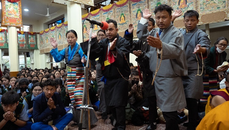 ツクラカンで行われたダライ・ラマ法王によるチベット人の若者たちへの法話会2日目の開始前、ダラムサラ仏教クラスの在家信者たちが仏教哲学に関する問答を行っている情景。2023年5月31日、インド、ヒマーチャル・プラデーシュ州ダラムサラ（撮影：テンジン・チュンジョル / 法王庁）