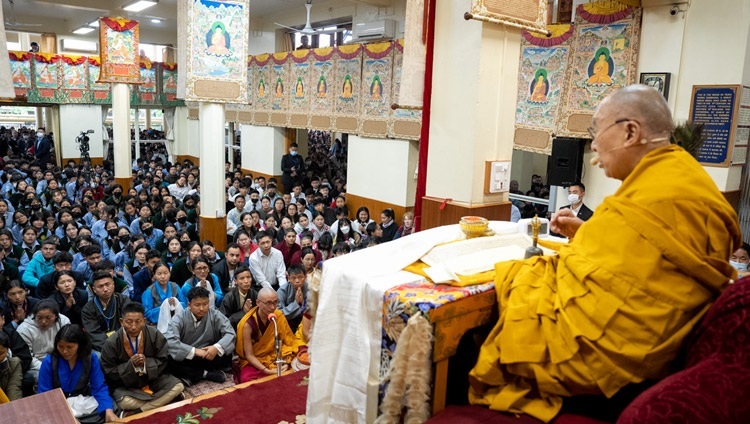 ツクラカンで行われたチベット人の若者たちに向けた法話の2日目、聴衆に説法をなさるダライ・ラマ法王。2023年5月31日、インド、ヒマーチャル・プラデーシュ州ダラムサラ（撮影：テンジン・チュンジョル / 法王庁）