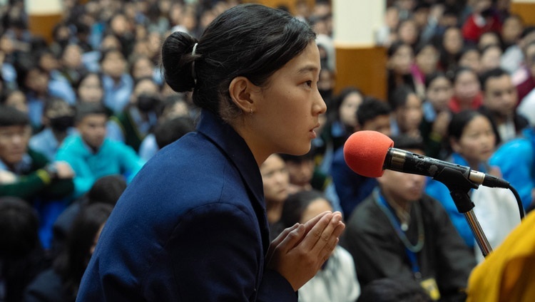 ツクラカンで行われたチベット人の若者へ向けた法話会で、ダライ・ラマ法王に質問するチベット人の学生。2023年5月31日、インド、ヒマーチャル・プラデーシュ州ダラムサラ（撮影：テンジン・チュンジョル / 法王庁）