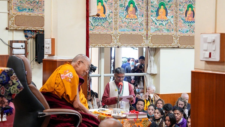 ツクラカンで行われたダライ・ラマ法王とチベットハウス・ナーランダーコースの受講生との会合で話しをするナーランダーコースのチーフコーディネーター、ディペーシュ・タッカル氏。2023年6月2日、インド、ヒマーチャル・プラデーシュ州ダラムサラ（撮影：テンジン・チュンジョル / 法王庁）