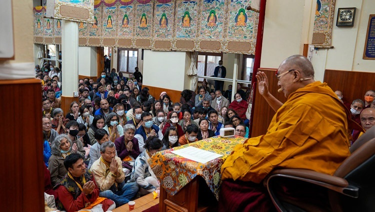 ツクラカンで行われたチベットハウス・ナーランダーコースの受講生との会合で、話をされるダライ・ラマ法王。2023年6月2日、インド、ヒマーチャル・プラデーシュ州ダラムサラ（撮影：テンジン・チュンジョル / 法王庁）