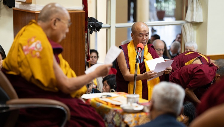 ツクラカンで行われたダライ・ラマ法王と、チベットハウス・ナーランダーコースの受講生との会合で話しをするチベットハウス代表でナーランダーコースの主任教師であるゲシェ・ドルジェ・ダムドゥル師。2023年6月2日、インド、ヒマーチャル・プラデーシュ州ダラムサラ（撮影：テンジン・チュンジョル / 法王庁）