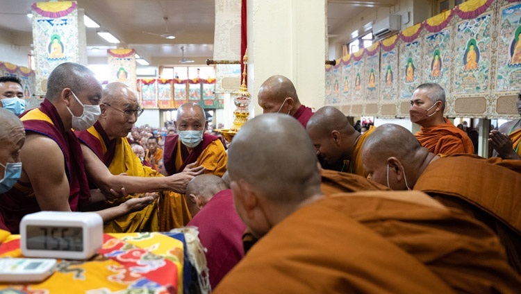 サカダワの法話会でツクラカンに到着し、上座部（テーラワーダ）の僧侶たちに挨拶されるダライ・ラマ法王。2023年6月4日（撮影：テンジン・チュンジョル / 法王庁）