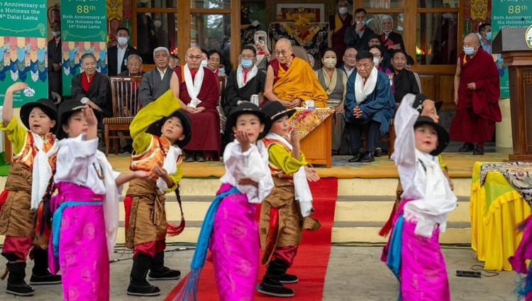 法王の88歳の誕生祝賀会でチベットの伝統舞踊を披露する、マクロード・ガンジのチベット子ども村（TCV）デイ・スクールの子どもたち。2023年7月6日（撮影：テンジン・チュンジョル / 法王庁）