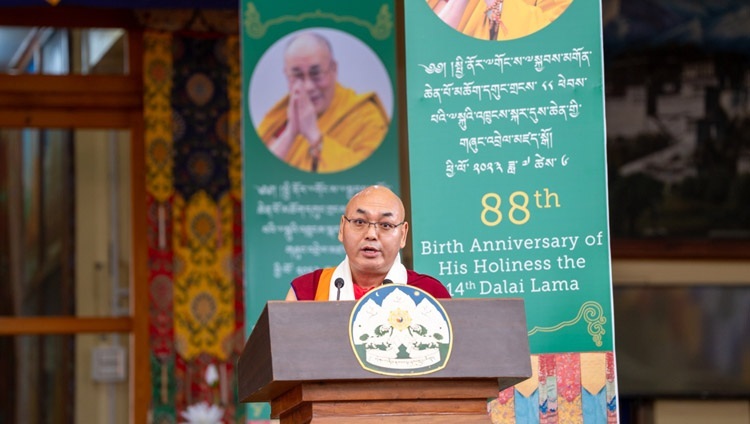 法王の88歳の誕生祝賀会で話をするケンポ・ソナム・テンペル亡命チベット代表者議会議長。2023年7月6日（撮影：テンジン・チュンジョル / 法王庁）
