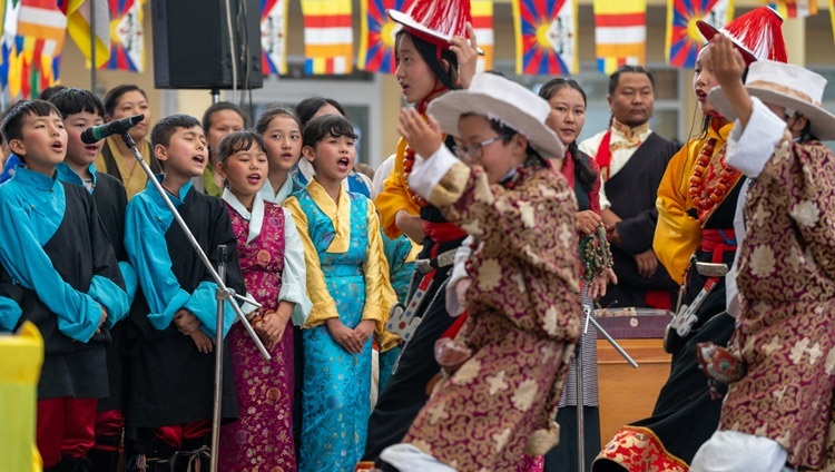 法王の88歳の誕生祝賀会で歌唱と舞踊を披露するメボン・ツクラ・ペトゥン・モデル・スクールの子どもたち。2023年7月6日（撮影：テンジン・チュンジョル / 法王庁）