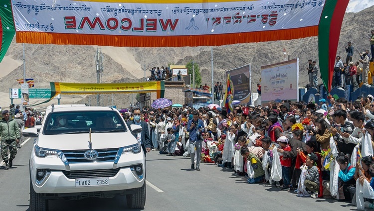 レーに到着されたダライ・ラマ法王を歓迎して沿道に並ぶ地元の人々。2023年7月11日、インド、ラダック地方レー（撮影：テンジン・チュンジョル / 法王庁）