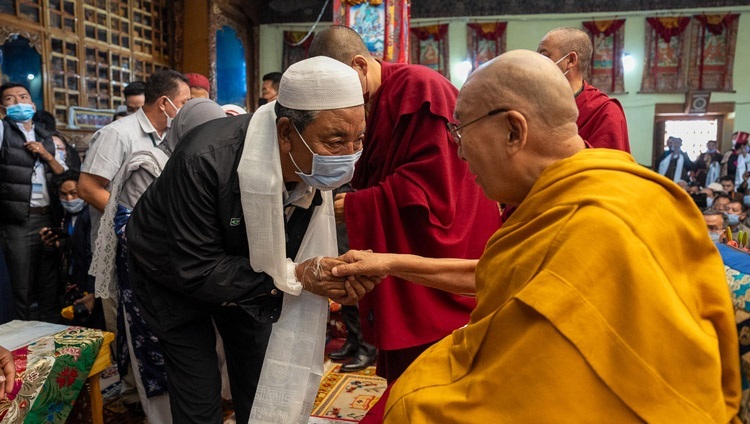 ジョカン寺へ参拝されるダライ・ラマ法王に挨拶をするイスラム教コミュニティの一人。2023年7月14日、インド、ラダック地方レー（撮影：テンジン・チュンジョル / 法王庁）