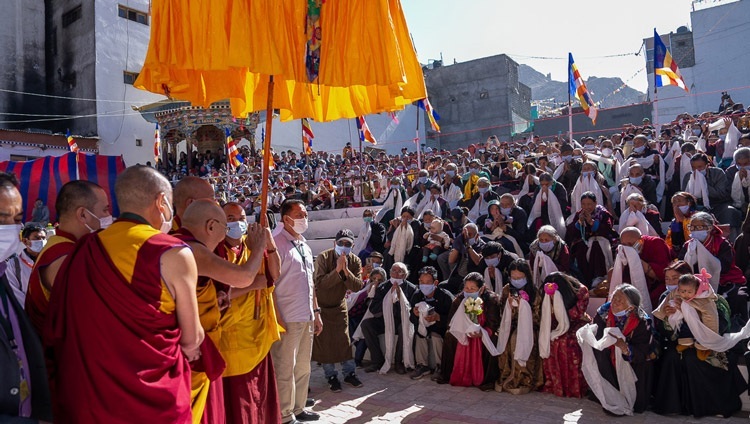 ジョカン寺に到着され、出迎えた人々に手を振られるダライ・ラマ法王。2023年7月14日、インド、ラダック地方レー（撮影：テンジン・チュンジョル / 法王庁）