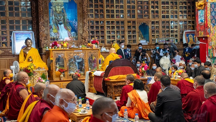 ジョカン寺で祈りを捧げられるダライ・ラマ法王。2023年7月14日、インド、ラダック地方レー（撮影：テンジン・チュンジョル / 法王庁）