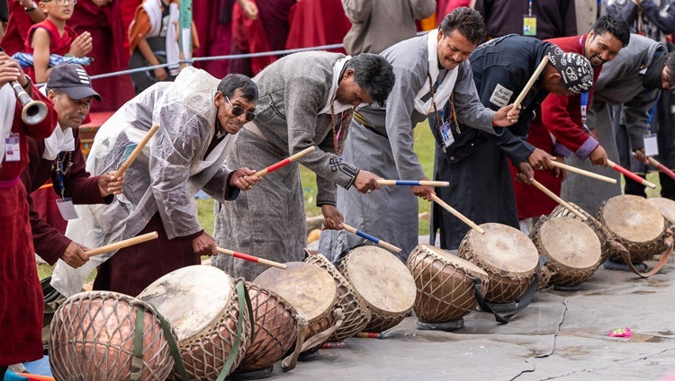 ダライ・ラマ法王が2日目の法話を終えて公邸へと向かう際、太鼓を演奏するラダック奏者のグループ。2023年7月23日、インド、ラダック地方、レー（撮影：テンジン・チュンジョル / 法王庁）
