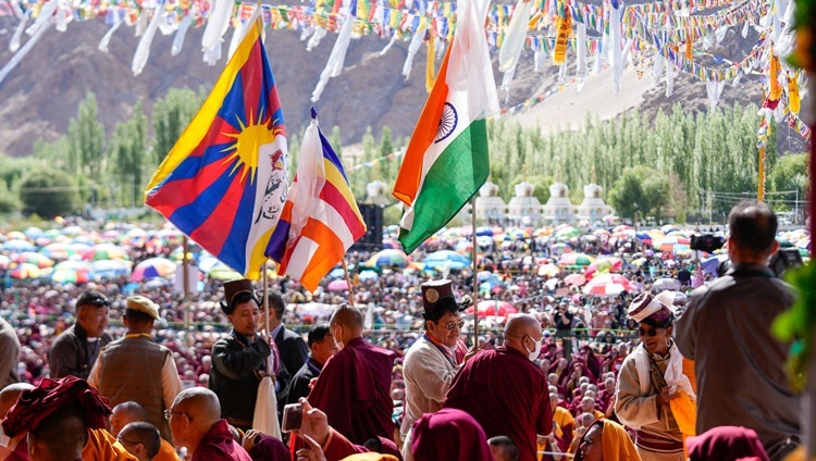 シワツェルの法話会場で行われたダライ・ラマ法王の長寿祈願法要において、供養の列の最後に掲げられたチベット、インド、仏教の旗。2023年7月24日、インド、ラダック地方レー（撮影：ザムリン・ノルブ / 法王庁）