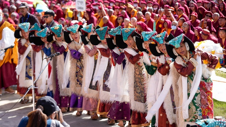 シワツェルの法話会場で行われたダライ・ラマ法王の長寿祈願法要において、ラダックの民族衣装に身を包み、踊りを披露する女性たち。2023年7月24日、インド、ラダック地方レー（撮影：ザムリン・ノルブ / 法王庁）
