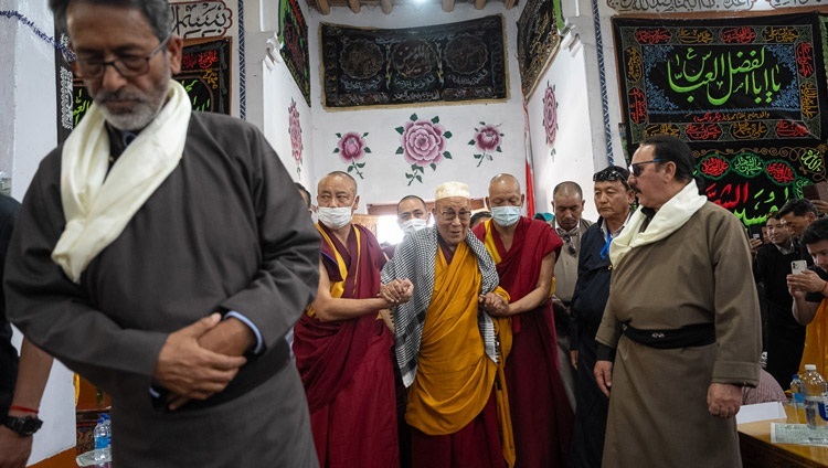 チュショット・ヨクマのイマーム・バルガに到着されるダライ・ラマ法王。2023年8月12日、インド、ラダック地方レー（撮影：テンジン・チュンジョル / 法王庁）