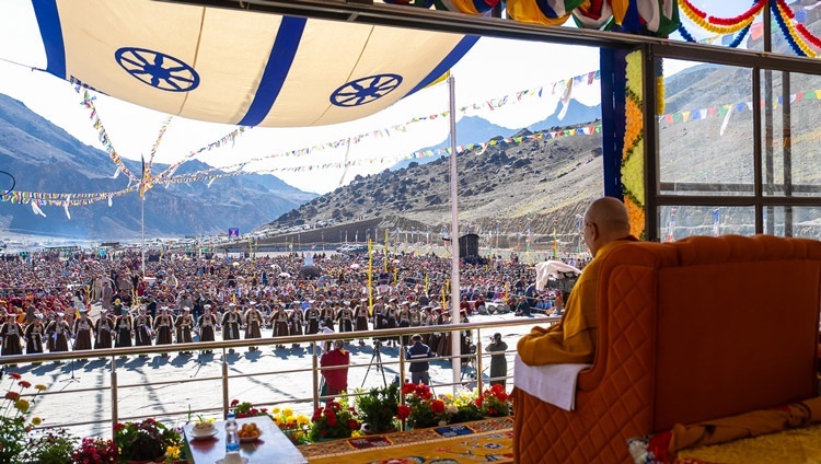 歓迎式典での文化公演をご覧になるダライ・ラマ法王。2023年8月18日、インド、ラダック地方カルツェ（撮影：テンジン・チュンジョル / 法王庁）