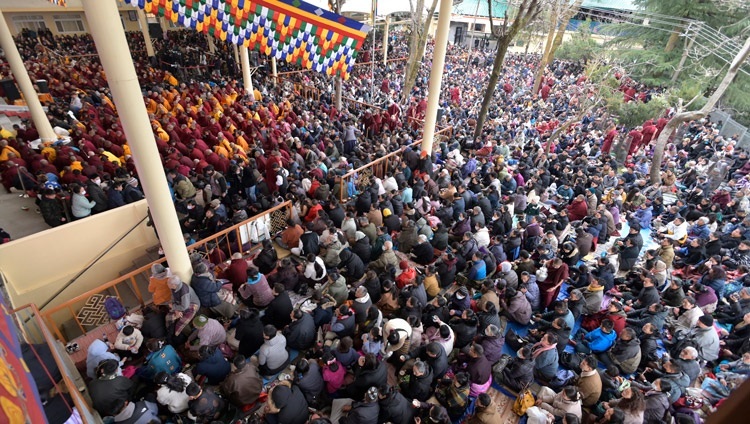 法話会に参列するためツクラカンの中庭に集まった8,000人の聴衆。2024年2月24日、インド、ヒマーチャル・プラデーシュ州ダラムサラ（撮影：ザムリン・ノルブ）