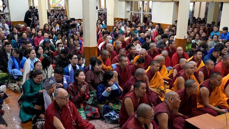 300名のモンゴル人のグループのリクエストによる、ダライ・ラマ法王の法話会初日のツクラカンの光景。2024年4月19日、インド、ヒマーチャル・プラデーシュ州ダラムサラ（撮影：ザムリン・ノルブ / 法王庁）
