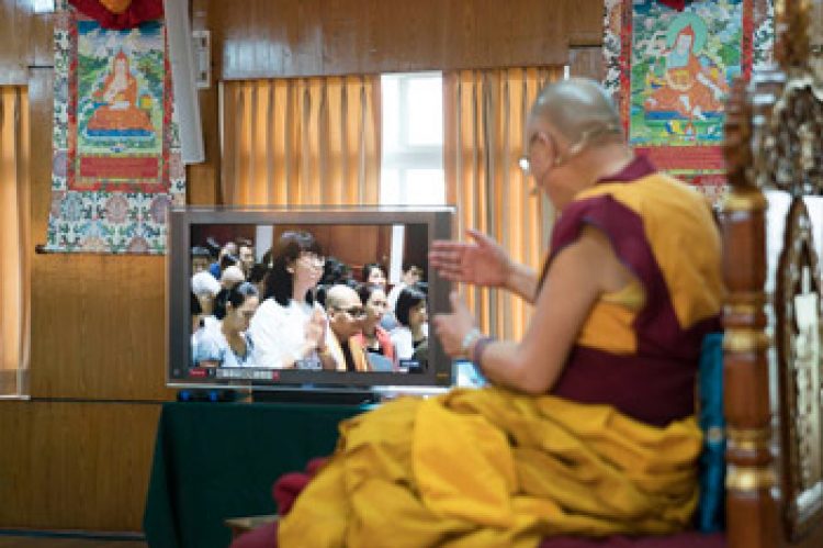 公邸にて、テレビ会議を通じてベトナム国内の参加者からの質問に答えられるダライ・ラマ法王。2016年10月29日、インド、ヒマーチャル・プラデーシュ州 ダラムサラ（撮影：テンジン・チュンジョル / 法王庁）