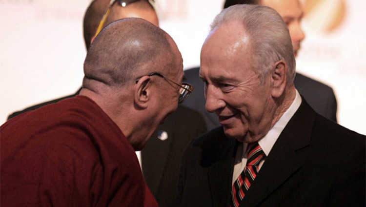 第2回ペトラ会議にノーベル平和賞受賞者として出席されたダライ・ラマ法王と故シモン・ペレス氏。2006年6月21日、ヨルダン、ペトラ（写真：ゲッティ イメージズ）