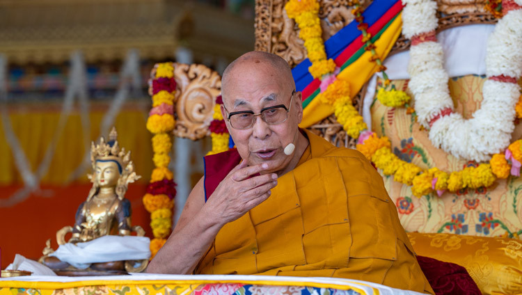 長寿祈願法要で参列者に話をされるダライ・ラマ法王。2025年8月17日、インド、ラダック地方レー（撮影：テンジン・チュンジョル / 法王庁）